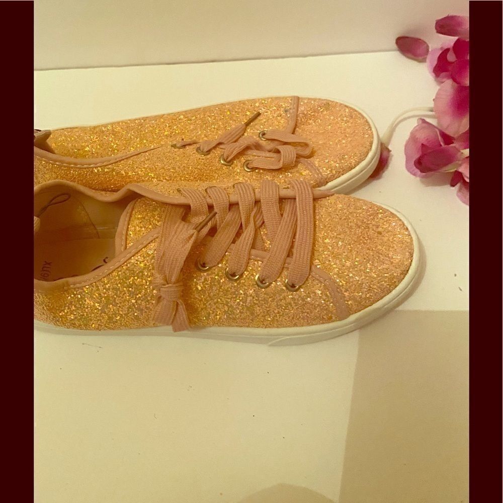 🎀Women’s Sole mates rhinestone snickers Size: 9